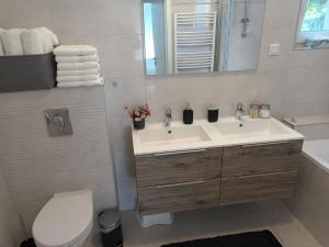 Koupelna v ubytování HANDLER Apartman Sopron