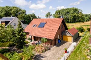 una vista sul tetto di una casa con tetto rosso di Appartement Roter Milan a Rechlin