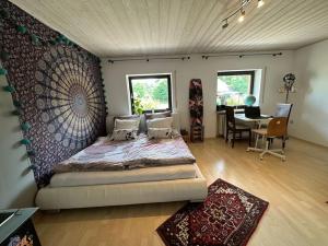 ein Schlafzimmer mit einem großen Bett in einem Zimmer in der Unterkunft Urlaubstraum am Brombachsee- 5 stilvolle Zimmer- in Pleinfeld