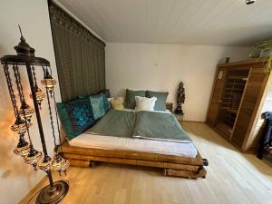 Postel nebo postele na pokoji v ubytování Urlaubstraum am Brombachsee- 5 stilvolle Zimmer-