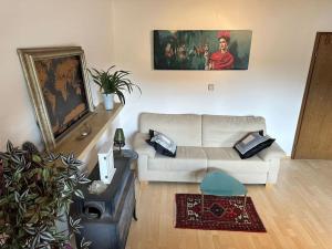 ein Wohnzimmer mit einem Sofa und einem TV in der Unterkunft Urlaubstraum am Brombachsee- 5 stilvolle Zimmer- in Pleinfeld