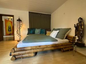 Postel nebo postele na pokoji v ubytování Urlaubstraum am Brombachsee- 5 stilvolle Zimmer-