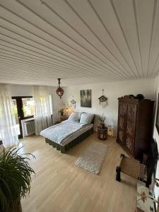 Postel nebo postele na pokoji v ubytování Urlaubstraum am Brombachsee- 5 stilvolle Zimmer-