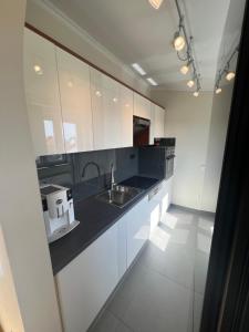 Kuchyň nebo kuchyňský kout v ubytování Katy & David Apartments