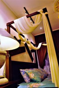 - une chambre avec des lits superposés, des rideaux et une lampe dans l'établissement Boutique Studio with exclusive views and amenities, à Kuching