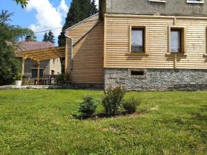 a house with a yard in front of it at Brána do Českého Švýcarska - ráj cyklostezek in Staré Křečany