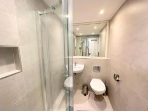 uma casa de banho com um chuveiro, um WC e um lavatório. em Dublin Apartments em Dublin
