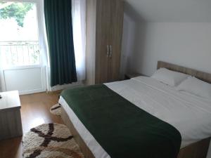 Ένα ή περισσότερα κρεβάτια σε δωμάτιο στο Casa Noastra