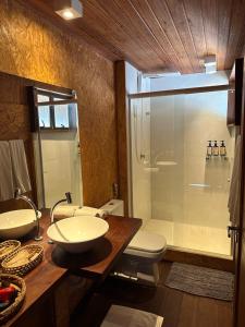 ein Bad mit einem WC, einem Waschbecken und einer Dusche in der Unterkunft BobZ Boutique Resort, Suíte 21 in Barra Grande