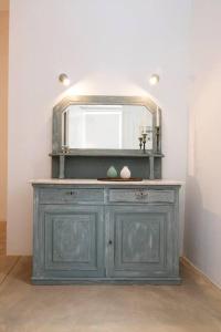 a blue cabinet in a room with a mirror at MaGio in Kámbos
