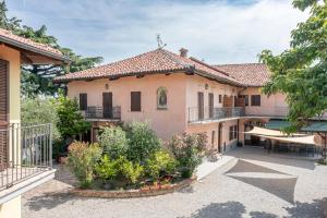 una vista exterior de una casa con patio en Agriturismo Cantine Bevione - Family Apartments, en Farigliano