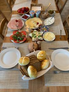 una mesa con pan y platos de comida. en Jeleni Ruczaj, en Karpacz
