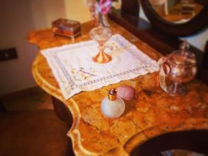 drewniany stół z tkaniną stołową i stołem w obiekcie L'Antica Dimora w mieście Macchiagodena
