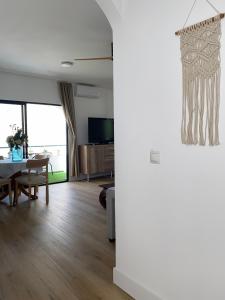 ein Wohnzimmer mit einem Tisch und einem Esszimmer in der Unterkunft Apartamento PLAYA LAS VENTANICAS in Mojácar