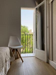 sypialnia z łóżkiem, oknem i krzesłem w obiekcie Apartamento PLAYA LAS VENTANICAS w mieście Mojácar