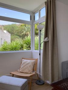 Zimmer mit einem Fenster mit einem Stuhl und einer Lampe in der Unterkunft Apartamento PLAYA LAS VENTANICAS in Mojácar