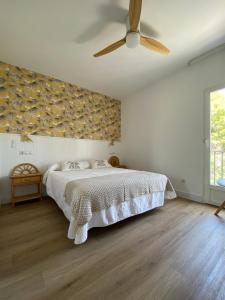 - une chambre avec un lit et un ventilateur de plafond dans l'établissement Apartamento PLAYA LAS VENTANICAS, à Mojácar