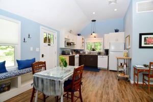 Una cocina con una mesa y sillas en una habitación. en Luxury Cottage at Millpond Falls, en Warwick