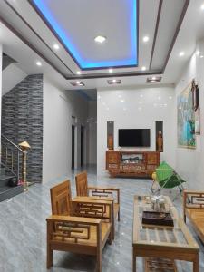 a living room with a tv on the ceiling at HomeStay Ông Vinh 