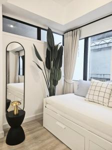 um quarto com uma cama grande e um espelho em PB home 1 min to BTS Saladaeng & MRT Silom em Bang Rak