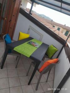 balcón con mesa y sillas en Splendido Attico, en Roseto Capo Spulico