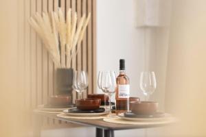 einen Tisch mit zwei Gläsern und einer Flasche Wein in der Unterkunft Bright 30 m near the Place de la Comédie in Montpellier
