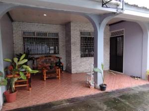 Otwarte patio z roślinami i ceglaną ścianą w obiekcie La Residencia Tacloban w mieście Tacloban