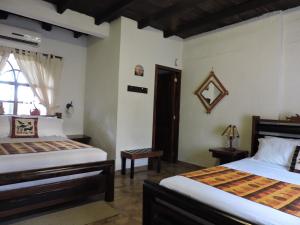 a bedroom with two beds and a window at Hotel Puerto Gaviota in Tonsupa