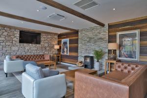 una sala de estar con una pared de piedra en Springwood Holiday Park, en Kelso