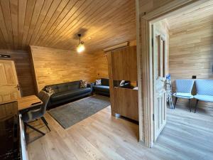 Paye Suite في أوزونغول: غرفة معيشة مع أريكة وطاولة