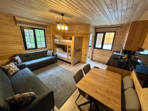 Paye Suite في أوزونغول: غرفة معيشة مع أريكة وطاولة