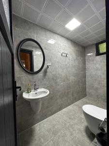 W łazience znajduje się umywalka, lustro i toaleta. w obiekcie Paye Suite w mieście Uzungöl