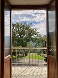 una puerta abierta a un balcón con vistas en Rocca di Febbre, en Pratovecchio