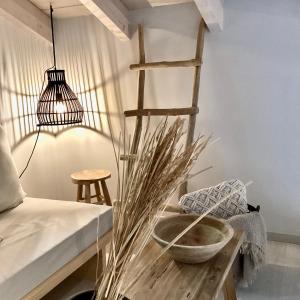 una stanza con un letto e un tavolo con una sedia di Villa Tartaya a Dassia