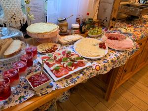 une table avec de nombreuses assiettes de nourriture dans l'établissement Jeleni Ruczaj, à Karpacz