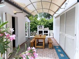 patio ze stołem i markizą w obiekcie Villa Aeneas - Lacona w mieście Lacona