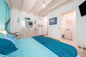 una camera con un grande letto blu di Appartamenti La perla a Carloforte