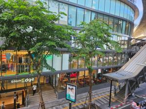 uma vista superior de um centro comercial com árvores em PB home 1 min to BTS Saladaeng & MRT Silom em Bang Rak