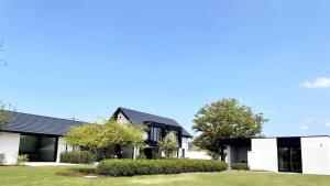 a house with black and white exterior at Fluwine in Hooglede