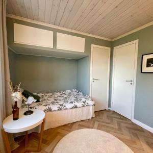 a small bedroom with a bed and a table at Studion in Falun