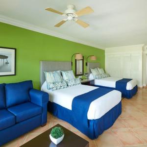 Rúm í herbergi á Coconut Bay Beach Resort & Spa All Inclusive