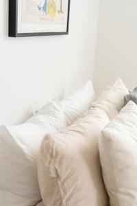 Llit o llits en una habitació de Le Boulevard par Maison Dudley