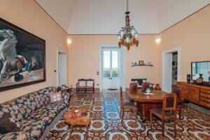 sala de estar con sofá y mesa en SUITE PRIVATE CON BAGNO - Aria condizionata - 16 minuti dal mare, en San Cassiano