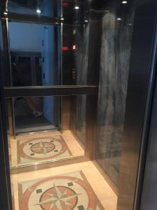 um quarto com uma porta de vidro e piso em azulejo em Αρέθουσα easy view em Chalkida