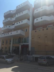 um edifício com carros estacionados em frente em Αρέθουσα easy view em Chalkida