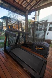 una máquina de ejercicios en una terraza de madera en Serena Buzios en Búzios