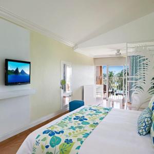 Rúm í herbergi á Coconut Bay Beach Resort & Spa All Inclusive