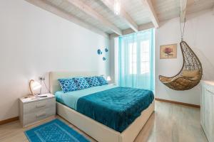 Un pat sau paturi într-o cameră la Appartamenti La perla
