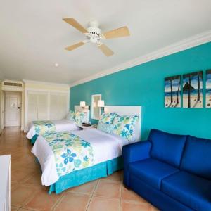 Rúm í herbergi á Coconut Bay Beach Resort & Spa All Inclusive