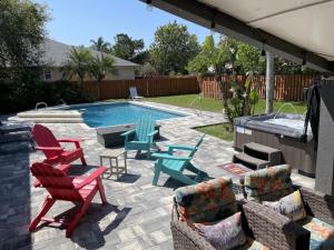 patio z krzesłami i basenem w obiekcie Floridays w mieście Saint Augustine Beach